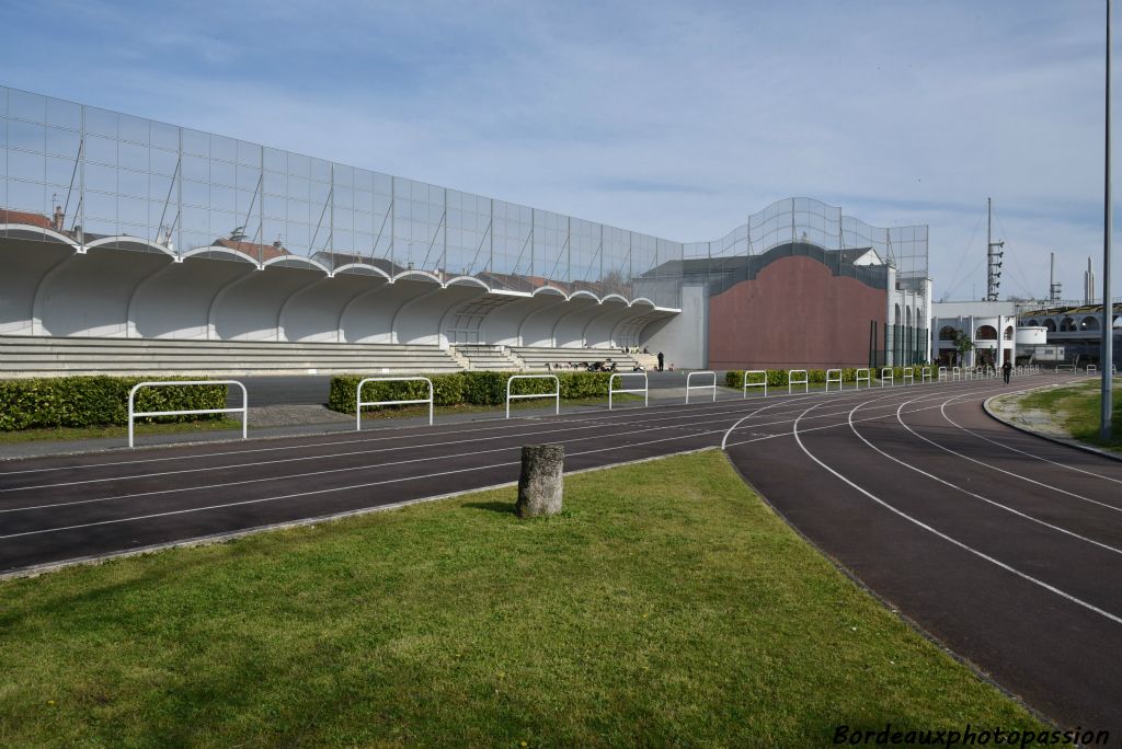 Tout est dans l'arrondi : les voutains au-dessus des tribunes, le haut du fronton, les lignes des couloirs de la piste d'athlétisme et au fond le stade.