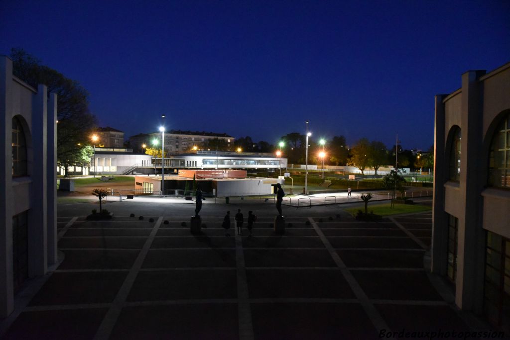 Situé en plein centre de Bordeaux, ce stade joue pleinement son rôle auprès des nombreux sportifs. 