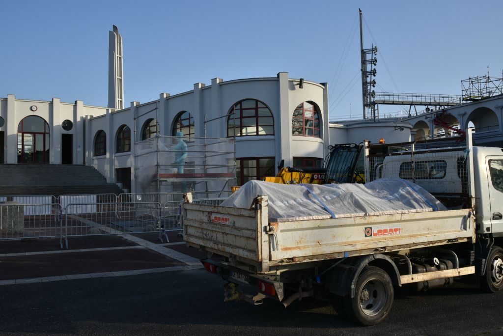 30 mars 2021, sous les rayons du soleil levant, un camion est arrivé dans l'enceinte du stade.