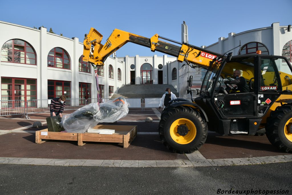 La statue qui a voyagé couchée depuis Périgueux va retrouver la verticale.