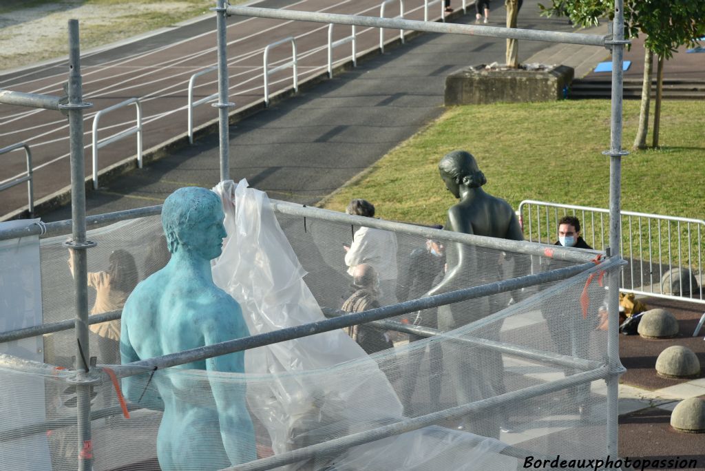 Pendant ce temps, "Athlète masculin" du sculpteur Janniot,  jaloux de la patine de la Belle, la méprise toujours.