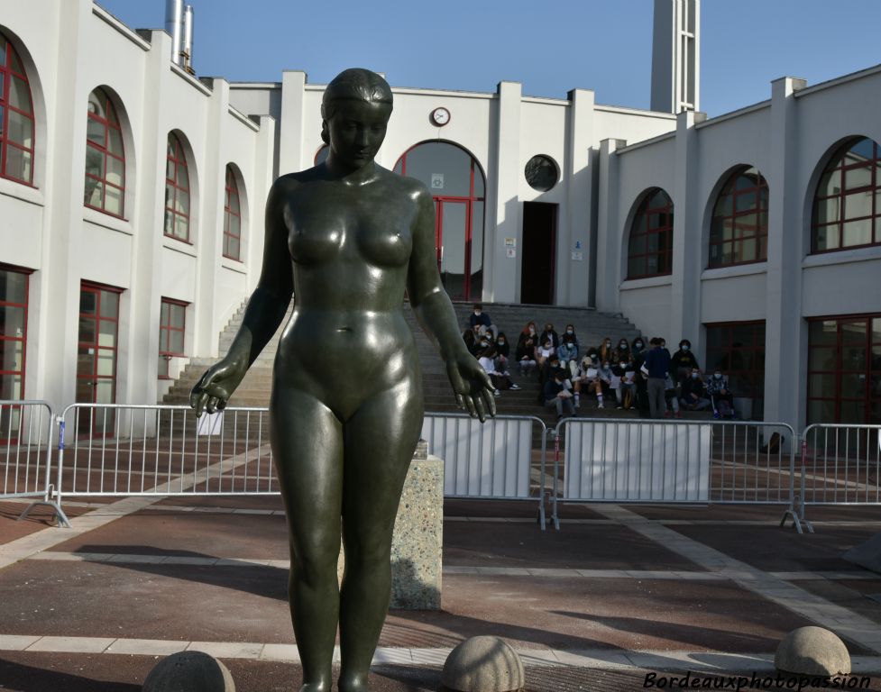 Posée au sol, il faut vite prendre quelques clichés avant qu'elle ne rejoingne défitinivement son socle.