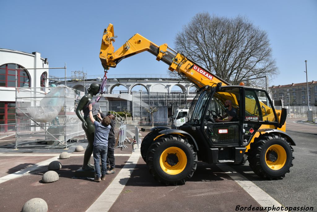 Pour réussir l'assemblage, il faut une statue parfaitement verticale.