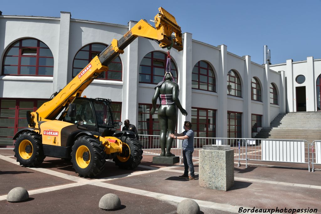 Après plusieurs essais d'accrochage, la statue est prête à retrouver sa place initiale.