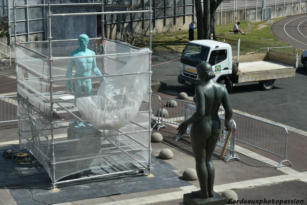 L'athlète masculin attend son tour. Les deux statues seront patinées par la même personne pour une meilleure homogénéité de couleur du couple.