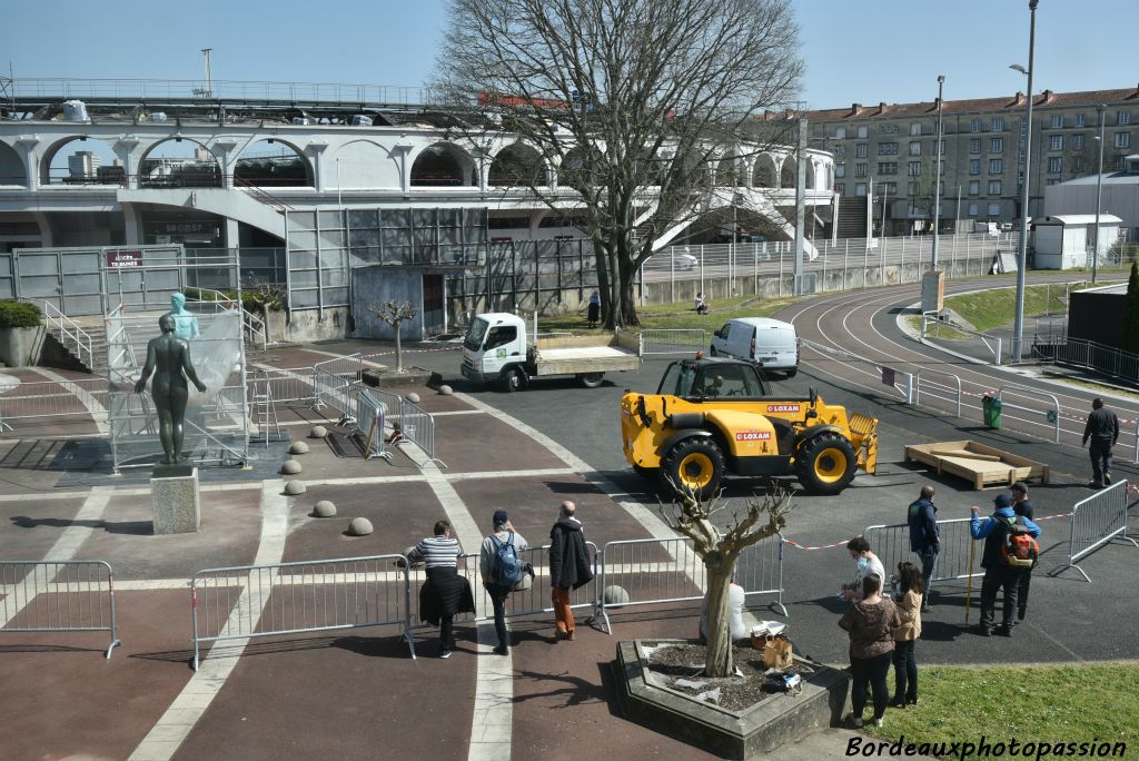 Cela fait 17 mois que notre statue a subi l'outrage maintenant réparé. L'assurance du fautif a pris en charge la totalité du coût de la rénovation des 2 statues.