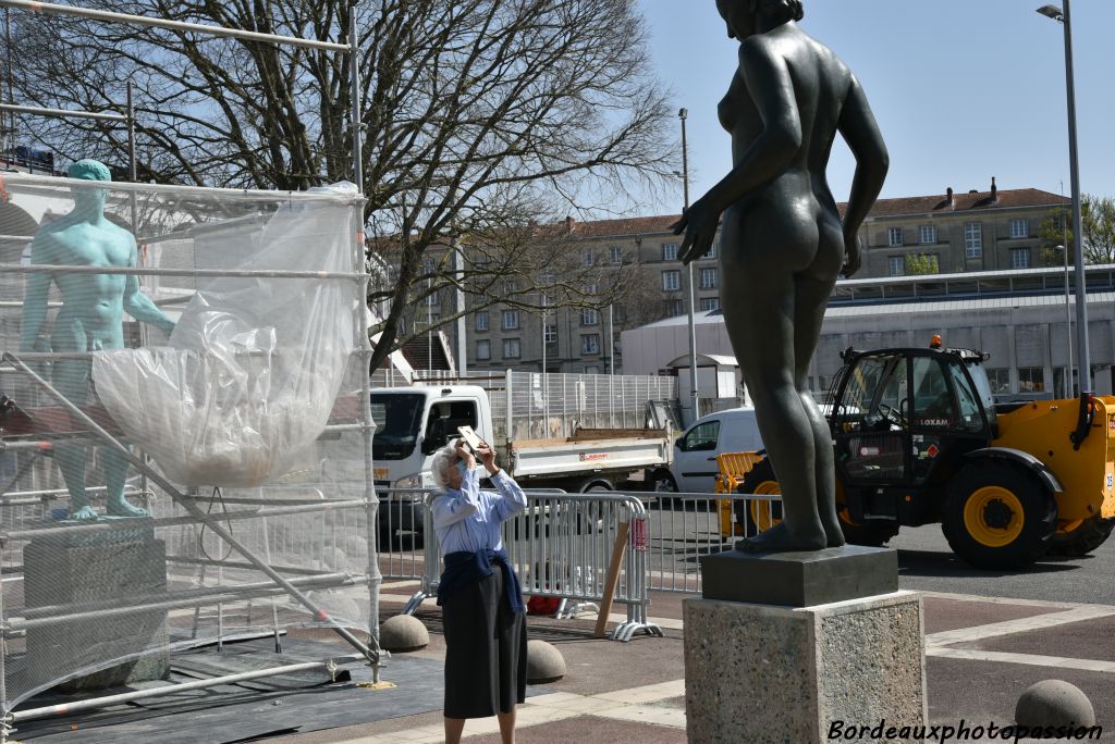 Une octogénaire aussi belle, cela vaut bien une photo. L'octogénaire c'est la statue, la preuve avec la photo suivante...