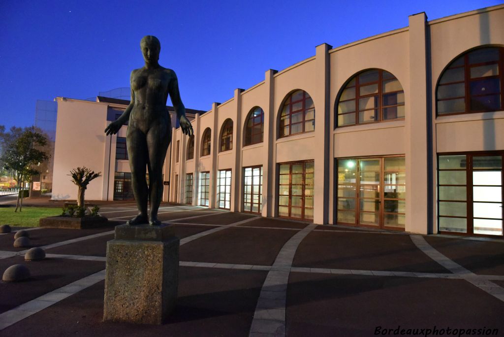 À l'origine la commande de ces statues était destinée à la piscine Judaïque construite en 1934. Elles devaient être en pierre.