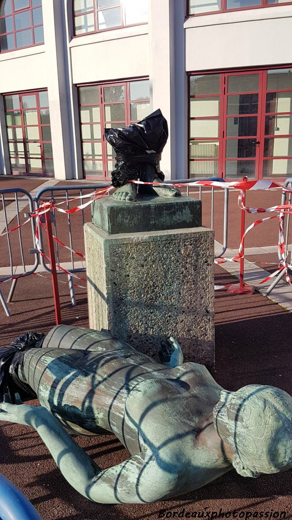 La statue "a perdu pied", coupée en deux au niveau des tibias et avec une bosse à la tête.