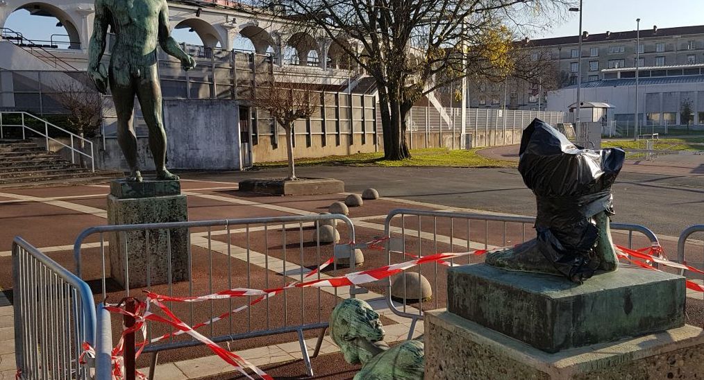 La statue va rester au sol quelques mois, une protection sur les parties fracturées. 