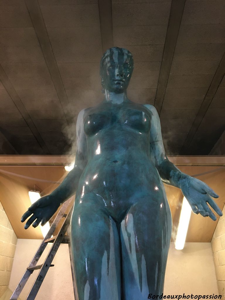 La statue est lavée pour voir les manques. Il faudra passer une seconde couche de nitrate afin que la couleur verte soit homogène. © Socra