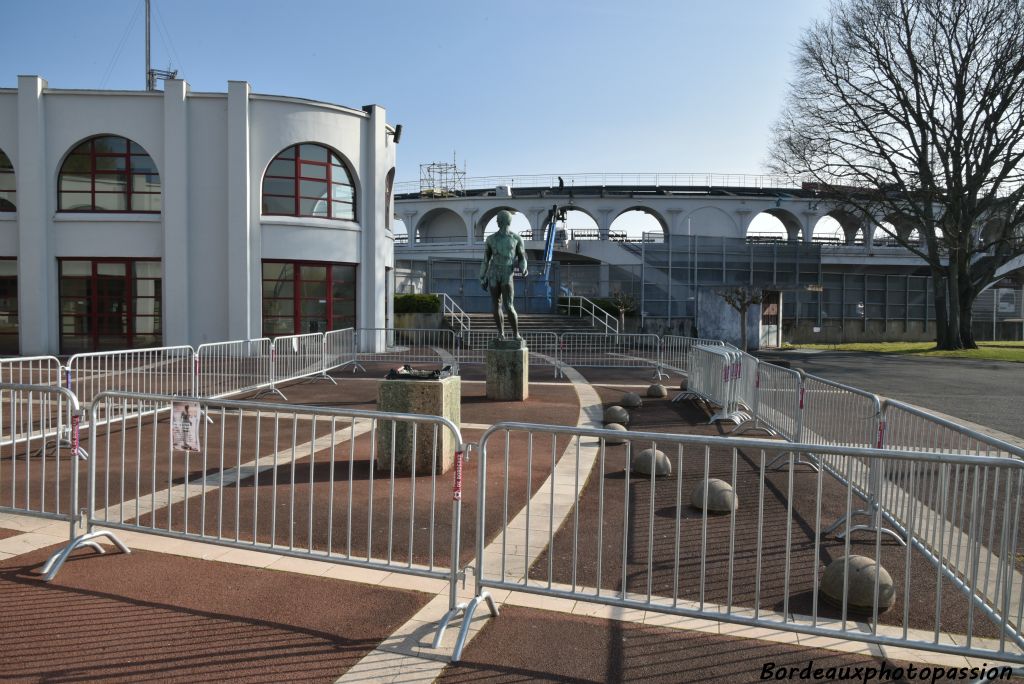 C'est en mars 2021, soit 17 mois après avoir perdu sa compagne de stade, que la statue "Athlète masculin" se retrouve un matin  entouré de barrières.