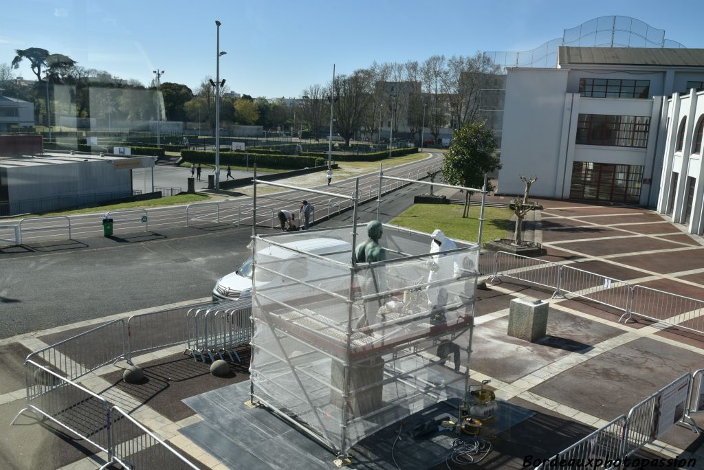 Puis vêtu d'une combinaison protectrice, l'expert s'avance vers la statue à restaurer.