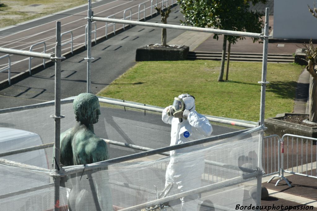 Face à face insolite sur ce "ring" à l'entrée du stade.