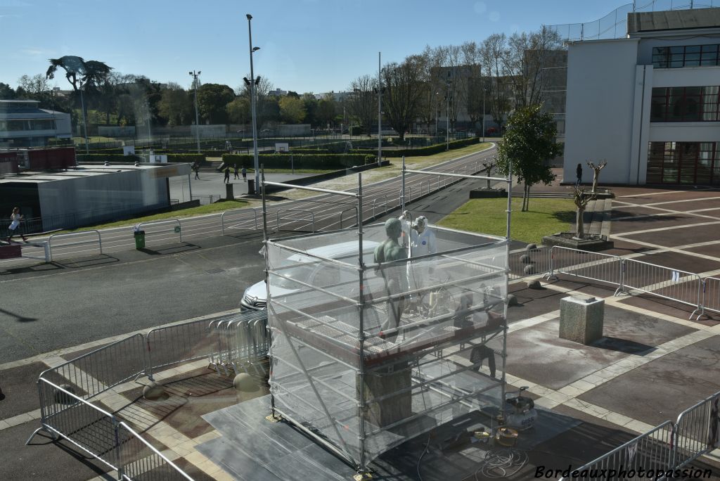 Après avoir mis le compresseur en marche, commence le long "gommage" des effets du temps sur la statue impavide.