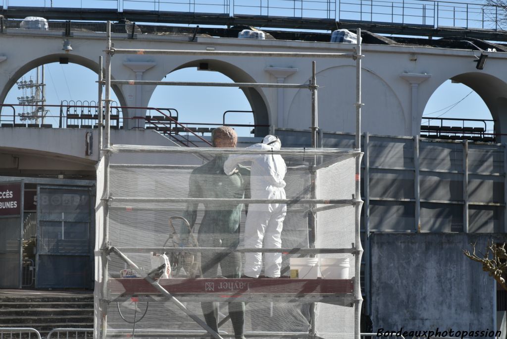 En arrière-plan, sur  le toit du stade, on a déposé des matériaux en vue d'une autre restauration.