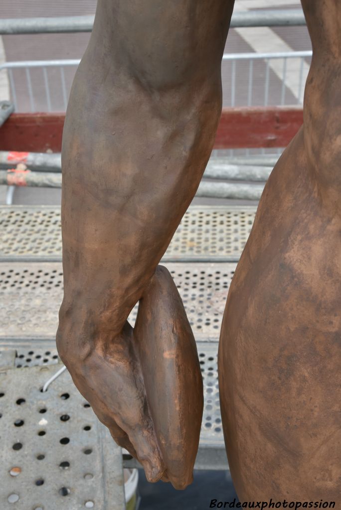 Le décapage met en évidence le travail du sculpteur avec notamment les veines sur l'avant-bras et la main tenant le disque.