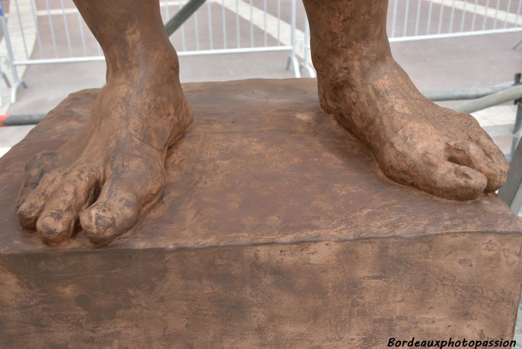 Des pieds solides pour supporter le poids de l'athlète.