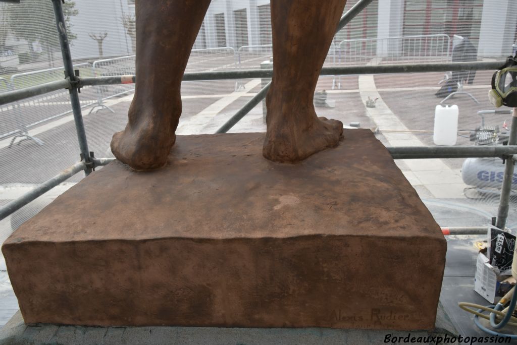 En contournant la base de la statue, on y découvre des informations sur deux côtés.