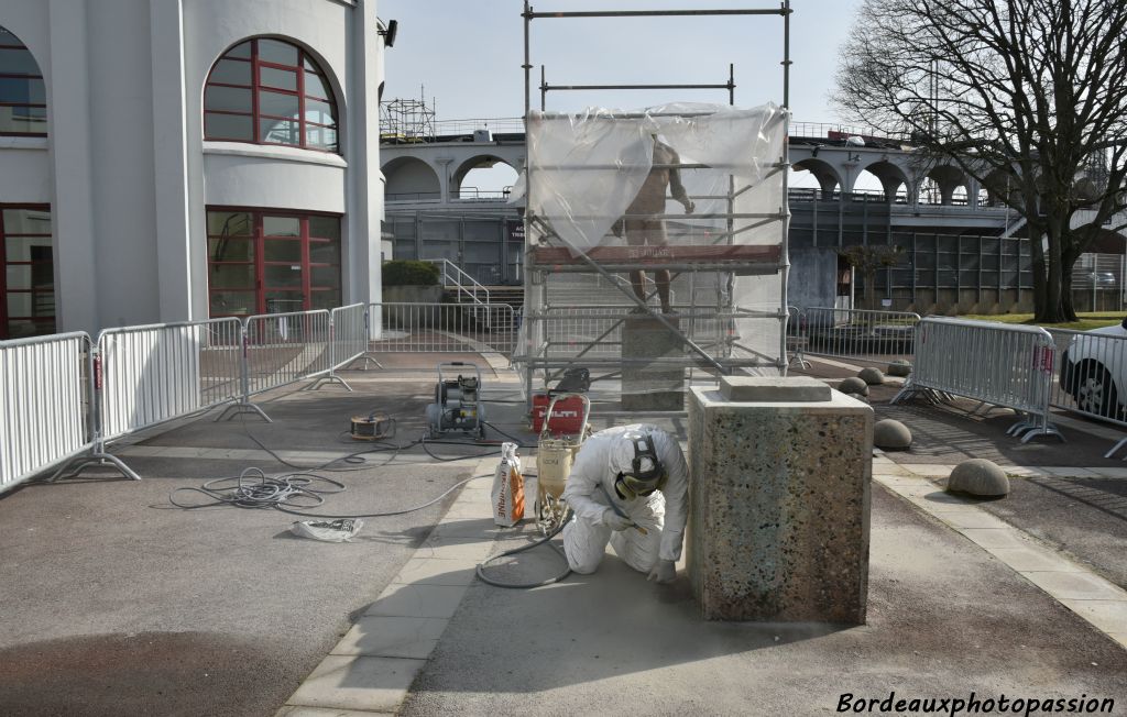 Dernier nettoyage du socle de la statue "Figure de femme" qui va revenir sous peu.