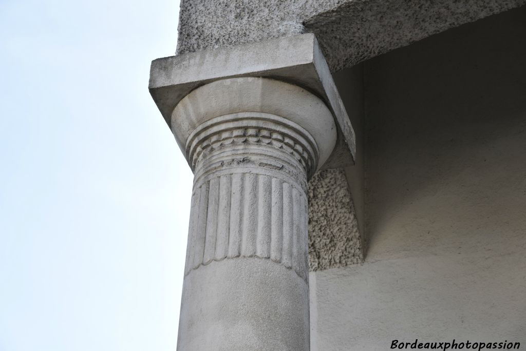 Colonne stylisée.