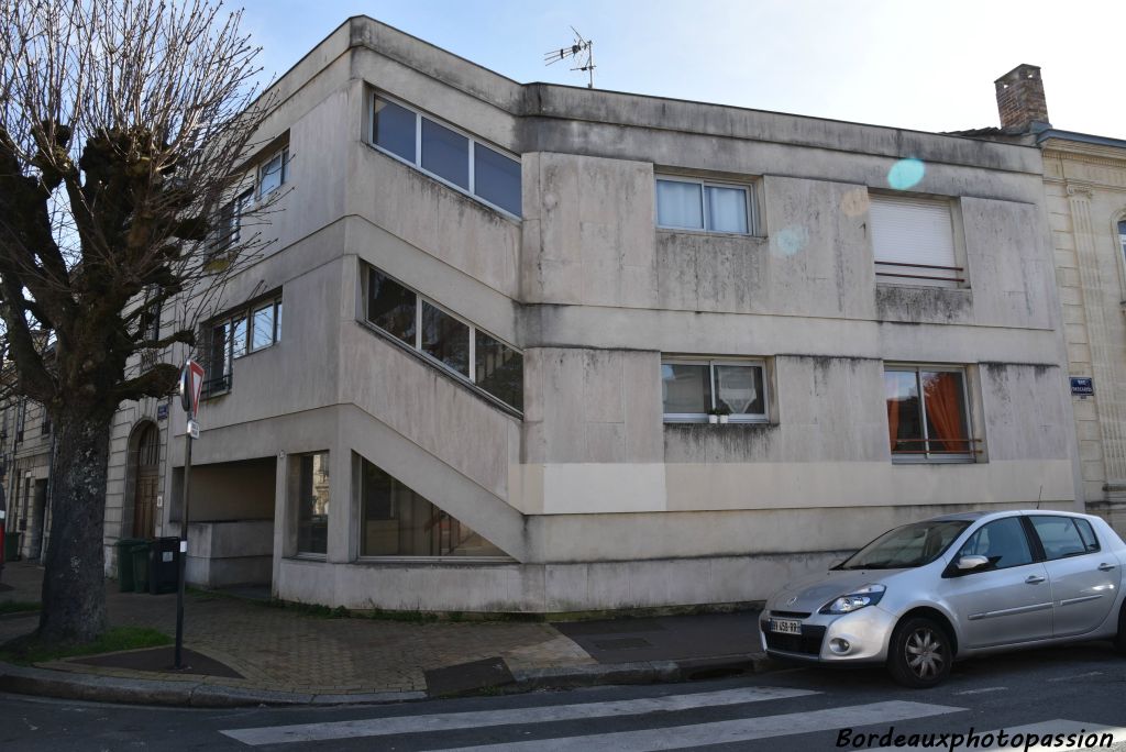 Bâtiment dont la construction a été autorisée alors que Chaban-Delmas était maire. Une incongruité dans ce quartier !