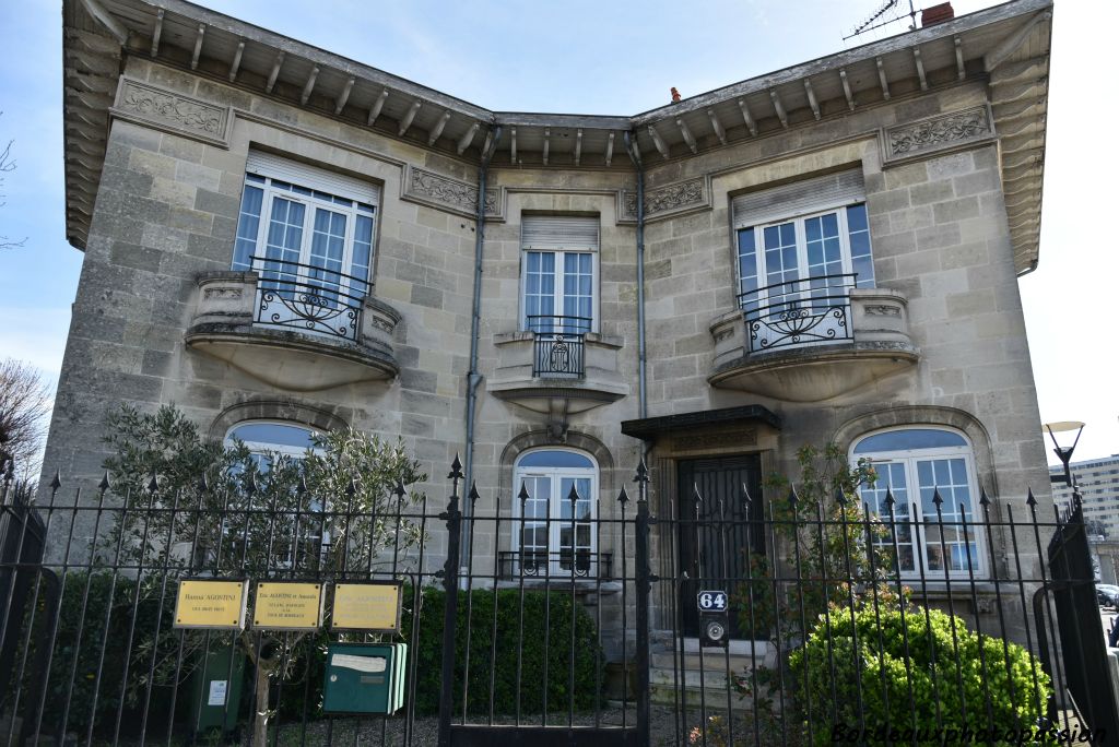 Façade concave remarquablement décorative pour cette maison de coin. Inhabituels balcons courbes soulignés par des corbeilles.