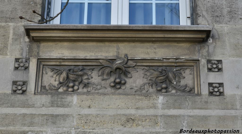 Frise décorative avec cerises (feuilles et fruits) et fleurs stylisées.