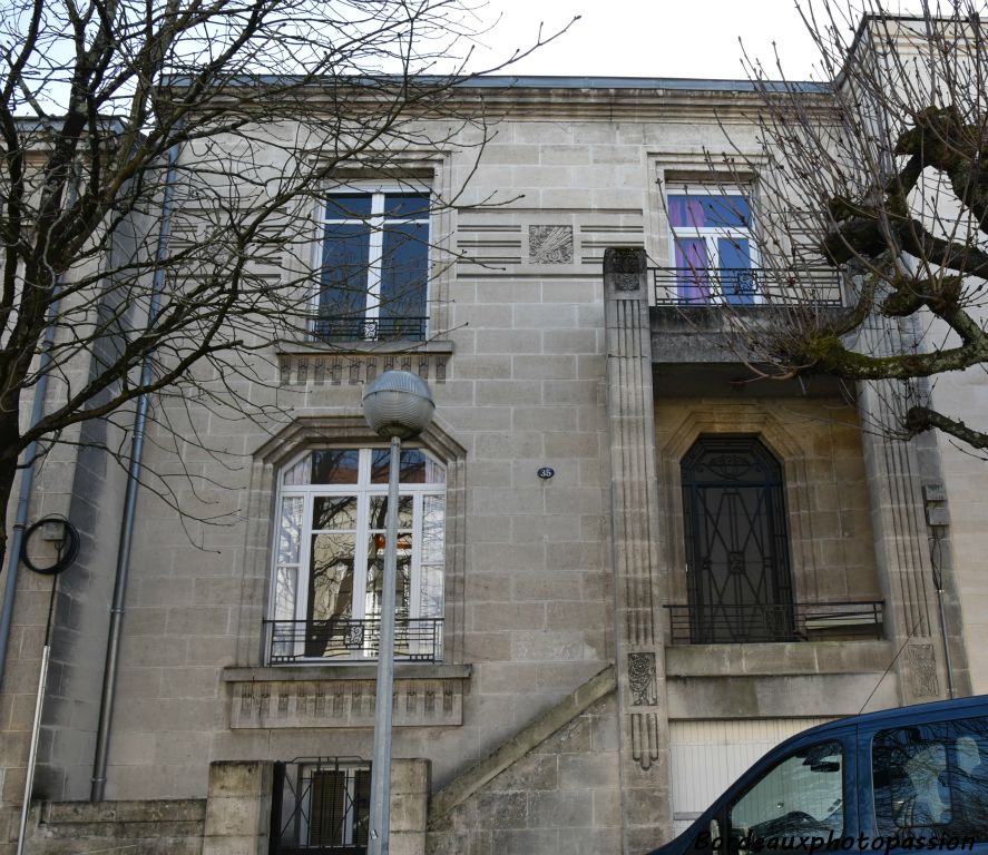 Construit en 1929 par Bertrand Hauret. Immeuble sur 3 étages avec porche.