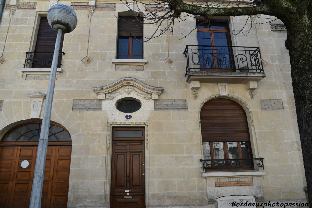 Construite en 1927 par l’architecte Marchand. Joli traitement décoratif de la façade qui hésite entre les styles.