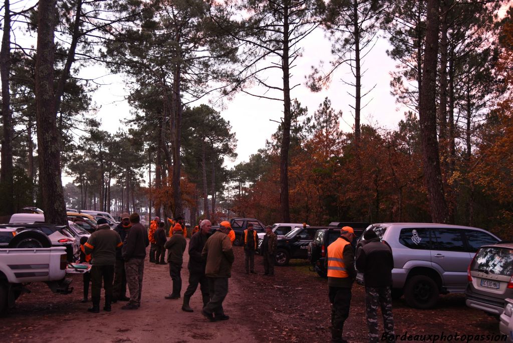 Il est 8 heures du matin près du VVF de Claoueys. C'est le lieu de rendez-vous d'une battue au chevreuil.