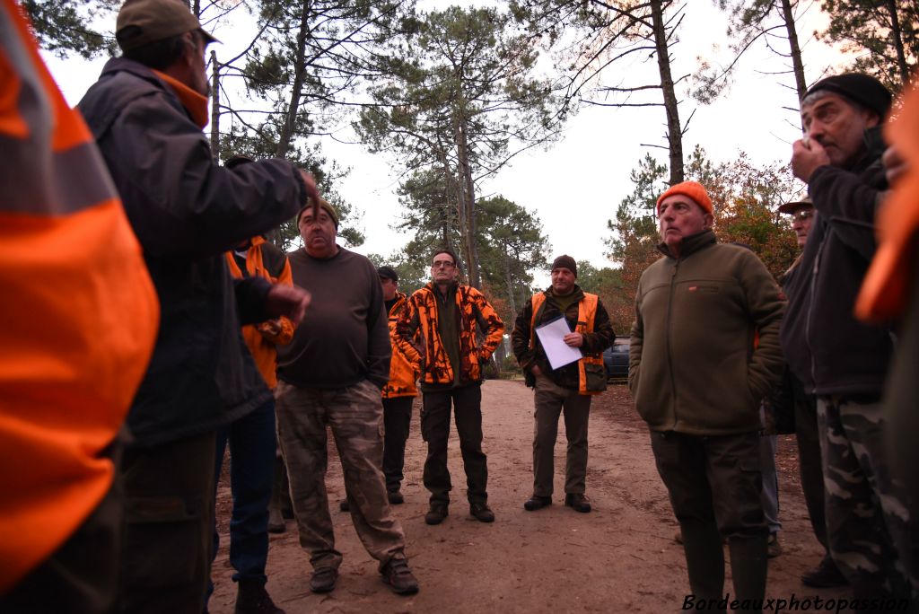 La stratégie de chasse est annoncée par le chef de battue.