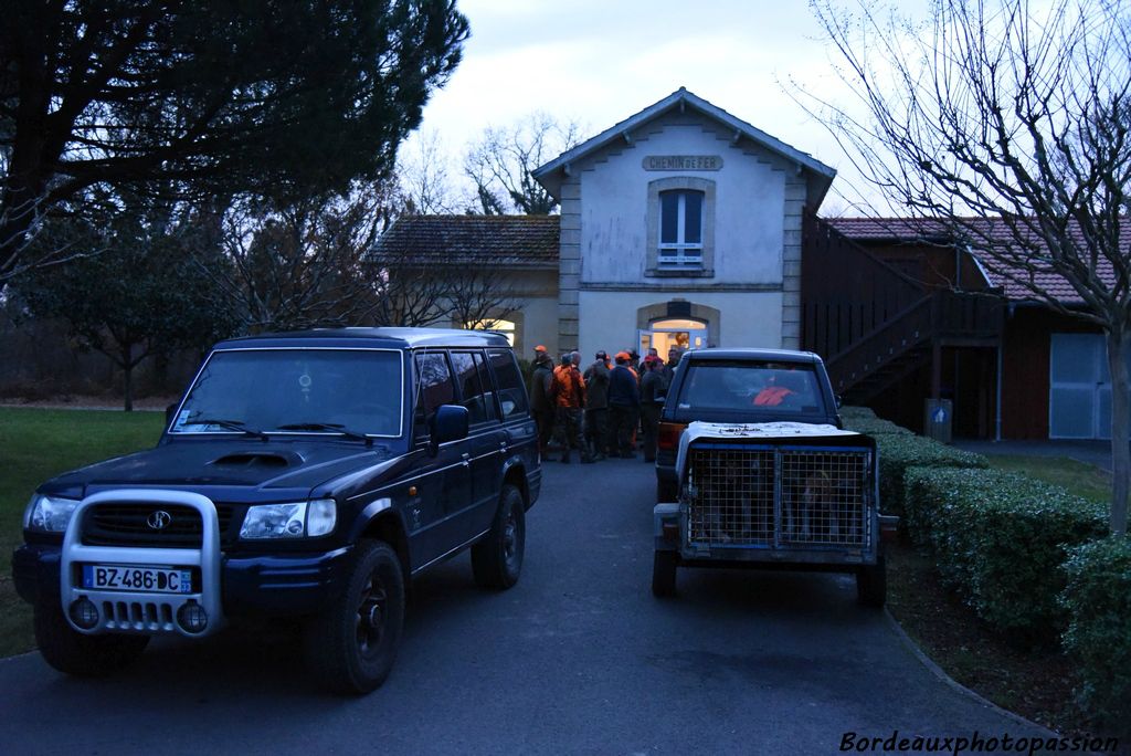 Non la gare de Lège n'est plus en activité. Elle est devenue la maison de chasse de l'association communale de chasse agréée.