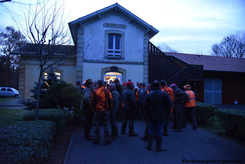 En attendant le début, les chasseurs échangent leurs commentaires sur la battue au sanglier de la veille.