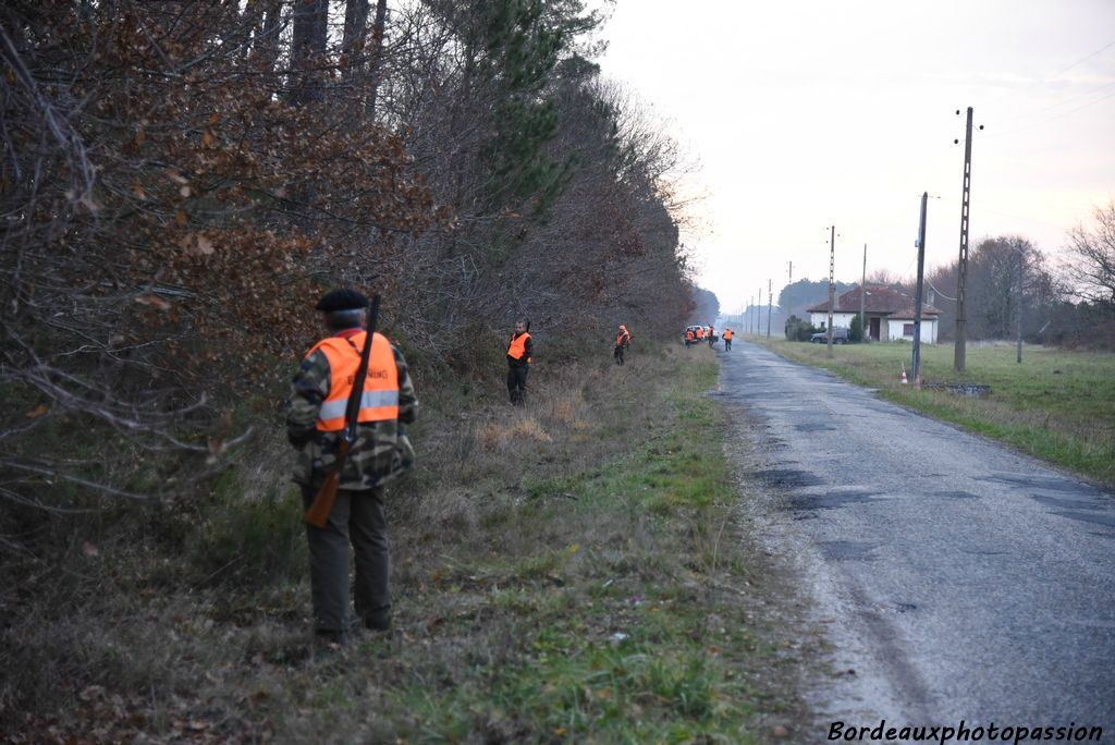 Les chasseurs regardent vers l'intérieur du carré boisé mais ne tireront  jamais dans cette direction.