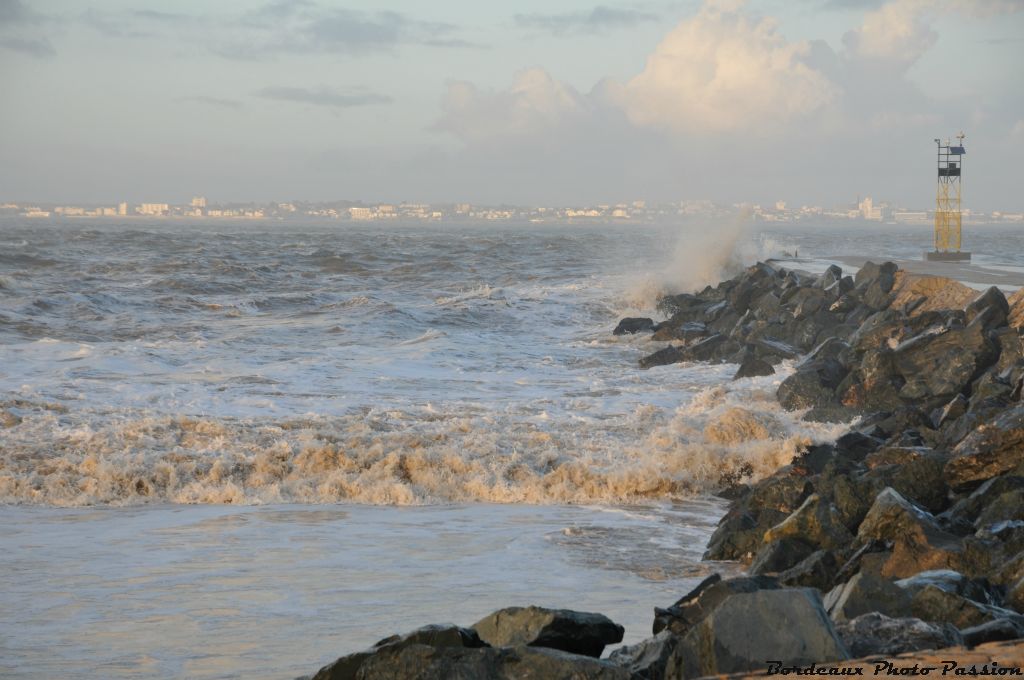 À l'occasion de forte houle, l'eau peut passer par-dessus la digue.