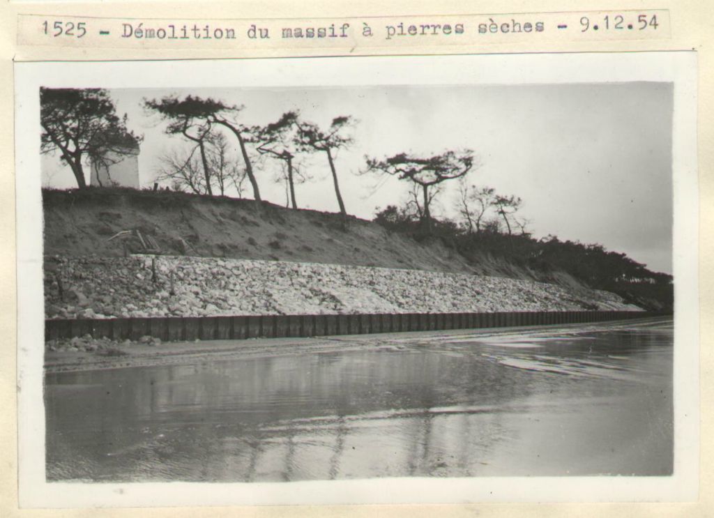 Grâce à un photographe amateur habitant Le Verdon, on peut voir les travaux de 1955 à 1964 effectués au pied du phare blanc ou phare de Saint-Nicolas.