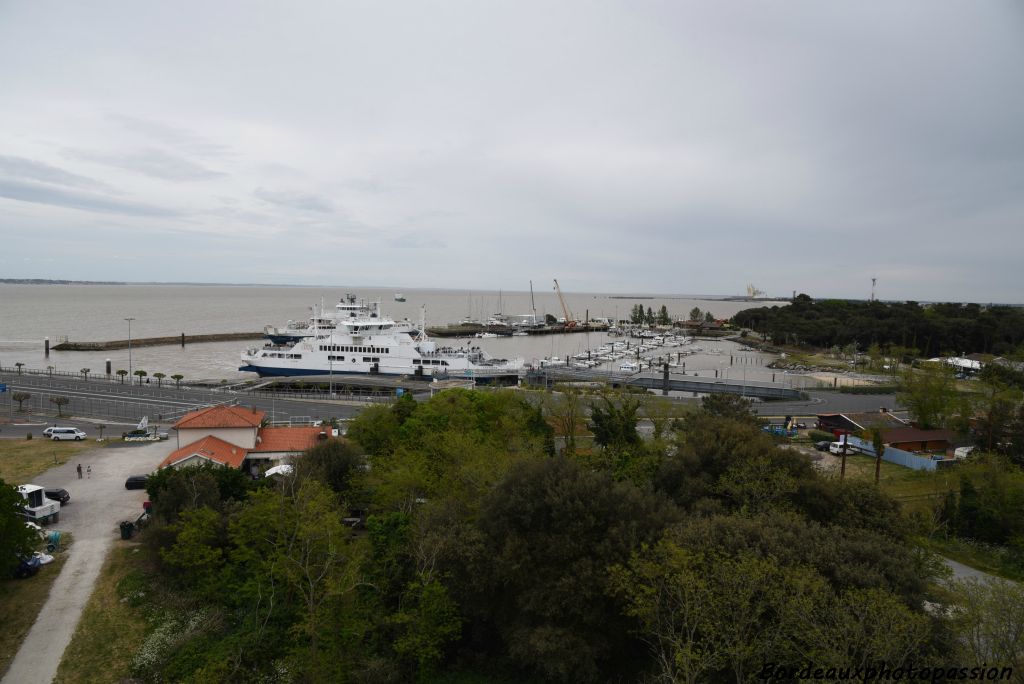 Bienvenue au Verdon-sur-Mer en Gironde. Vous êtes à port Bloc le plus ancien port du Verdon. C'est de là que l'on prend le bac pour aller à Royan de l'autre côté de l'estuaire.