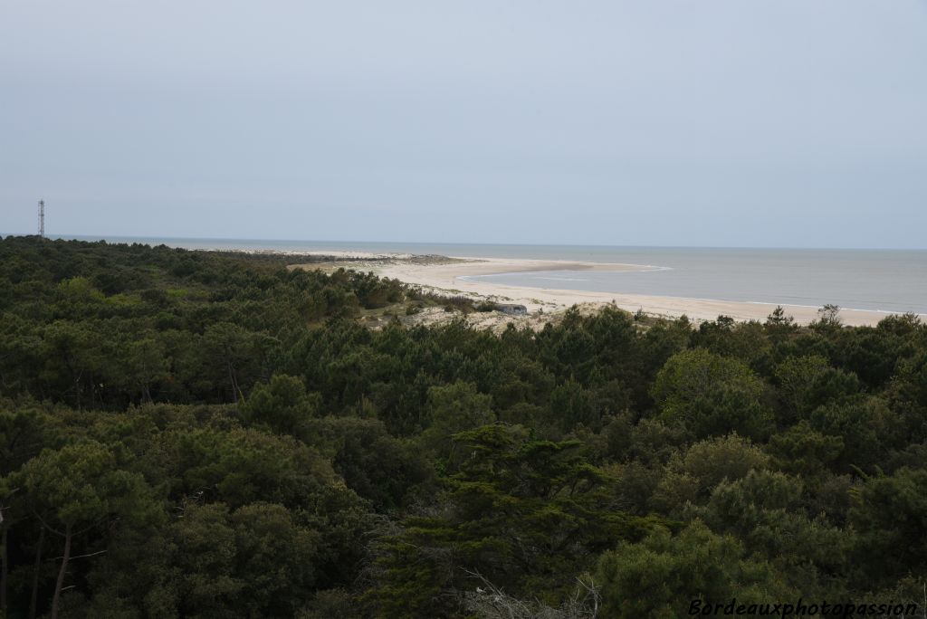 La pointe de Saint-Nicolas s'avance davantage chaque année dans l'océan grâce à un dépôt de sable déposé par le courant côtier.