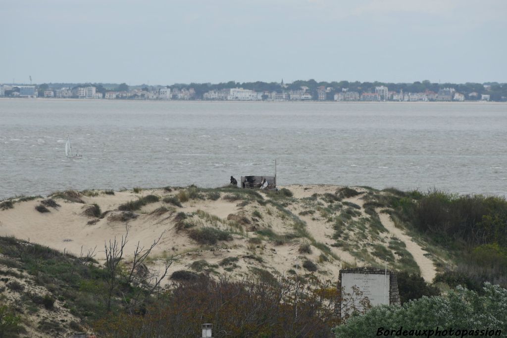 Au sommet de la dune surplombant de décor unique, une présence humaine m'a intrigué.