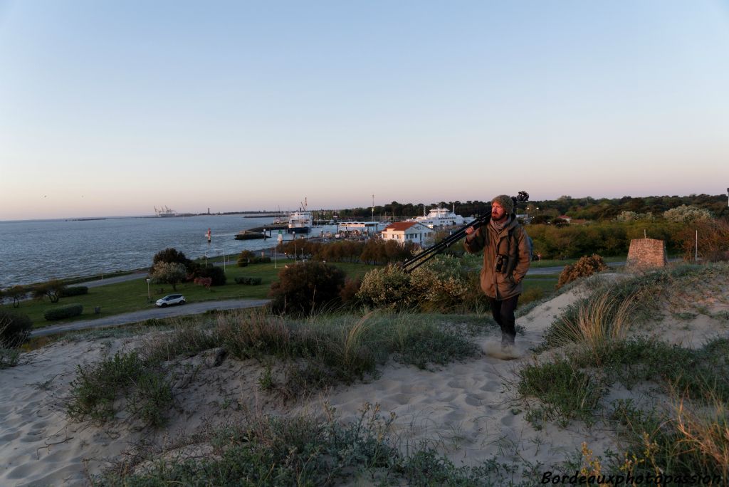 Il n'est pas tout seul. Guillaume est là lui aussi. Ils forment à eux deux l'équipe chargée de compter les oiseaux migrateurs.