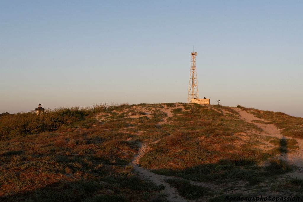 Côté terre, on aperçoit le sommet du phare de Grave et l'antenne du sémaphore de la Marine nationale.