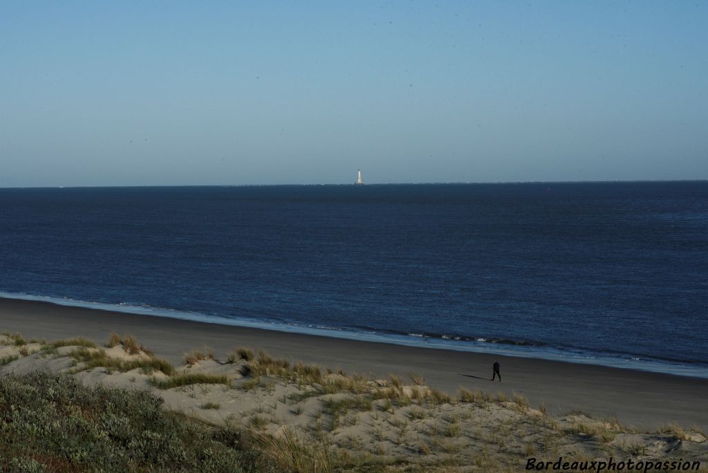 Ce promeneur sur la plage du Verdon ne se doute pas de ce qui est en train de se passer en haut de la dune...