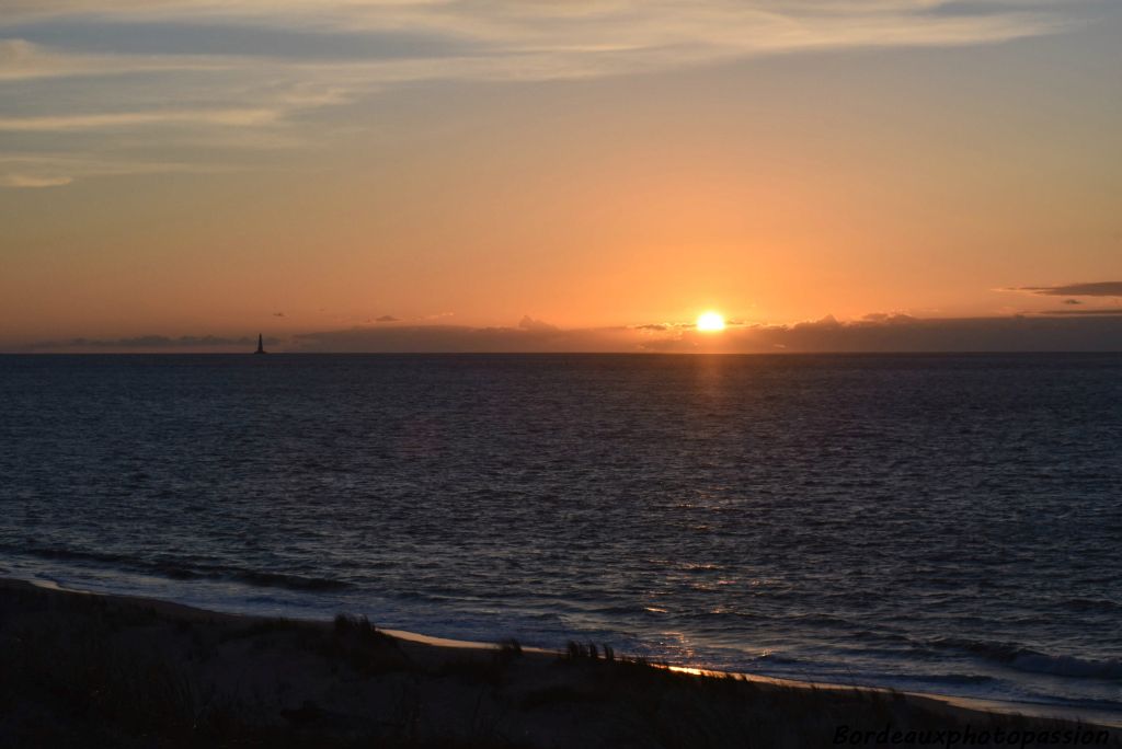 Au loin le phare de Cordouan restera seul comme d'habitude !