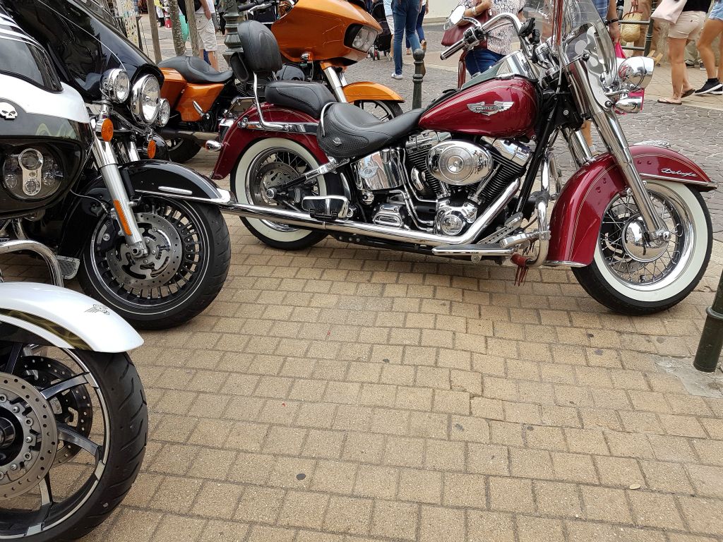 La plupart des motos sont des Harley Davidson.