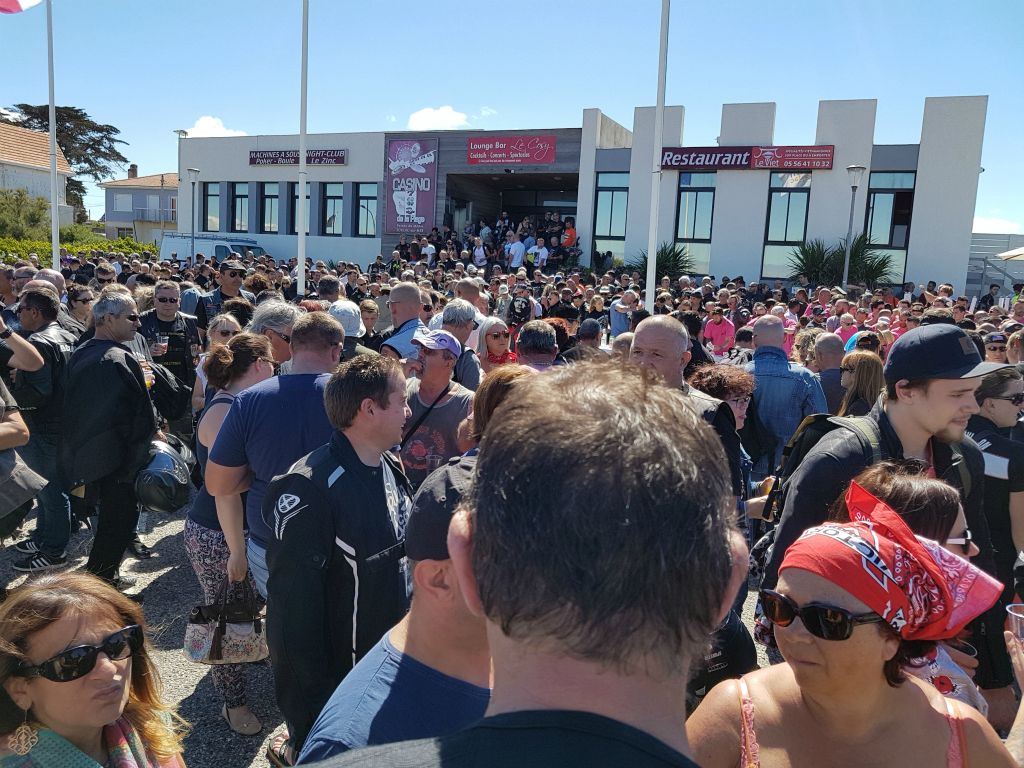 Le devant du casino est noir de monde.