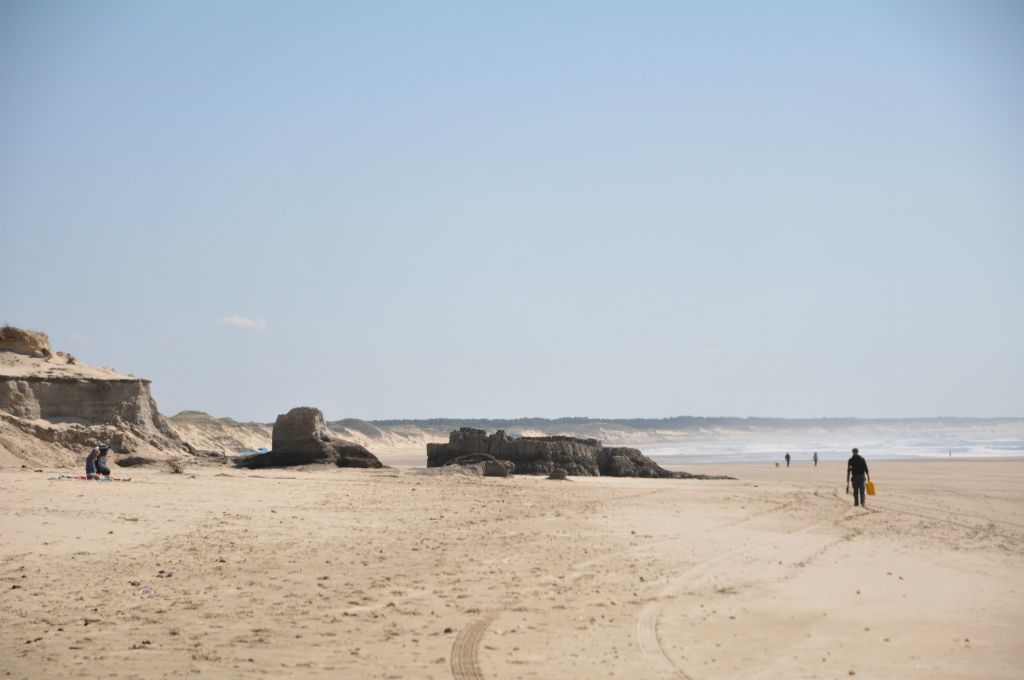 En arrivant à la Négade, sur la plage la plus au sud de Soulac, on observe une masse sombre sur notre gauche.