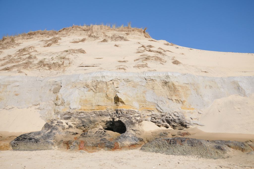 La dune est caractérisée par des couches géologiques de différentes couleurs.
