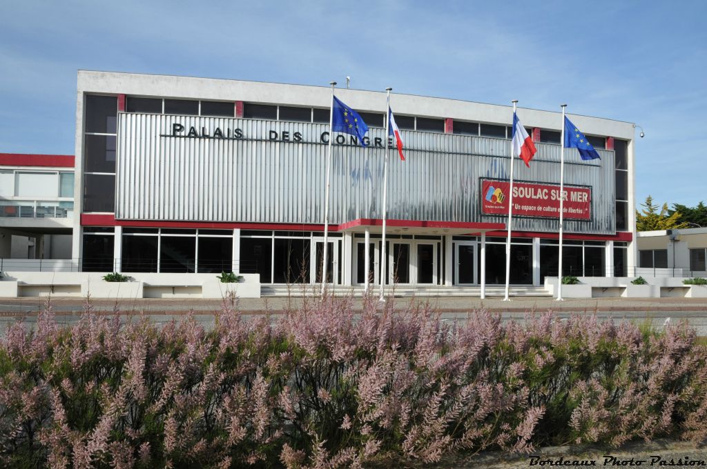 Devant le palais des congrés...