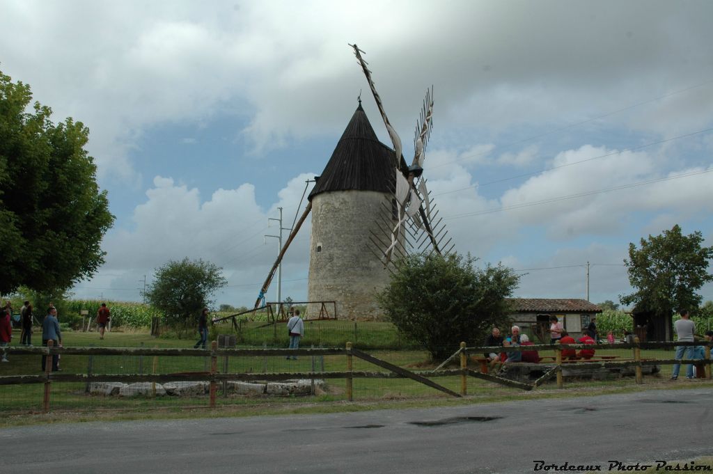 Vensac, village du nord Médoc, est connu sur le plan touristique par son moulin à vent entièrement fonctionnel.